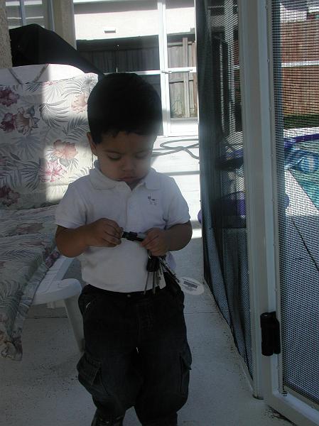 PC140020.JPG - Trying to dismantle an USB key