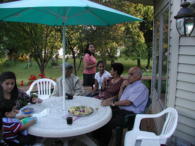 P7040011.JPG - A break in the conversation.