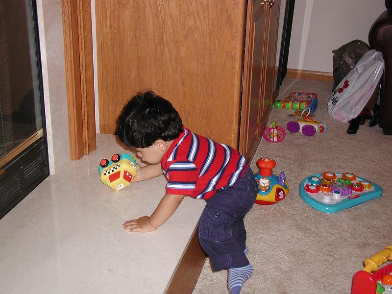 P7040019.JPG - For the one week trip to Neenah we carried one suitcase weighing 50 pounds that was only full of Rohan's toys.