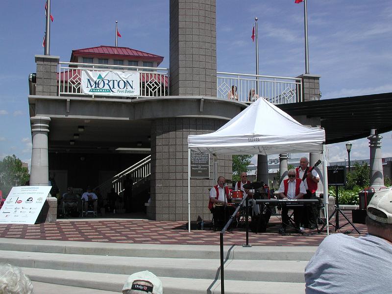 P7090082.JPG - Here are the musicians