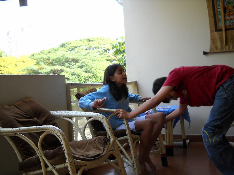 DSCN0026.JPG - Tara and Karan playing the fool