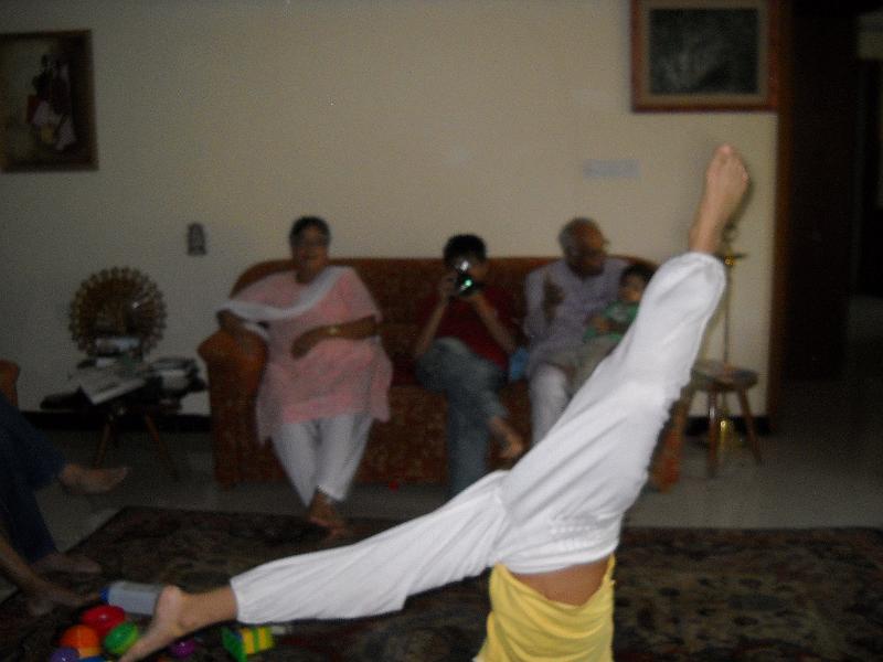 DSCN0034.JPG - Nandi doing cartwheels