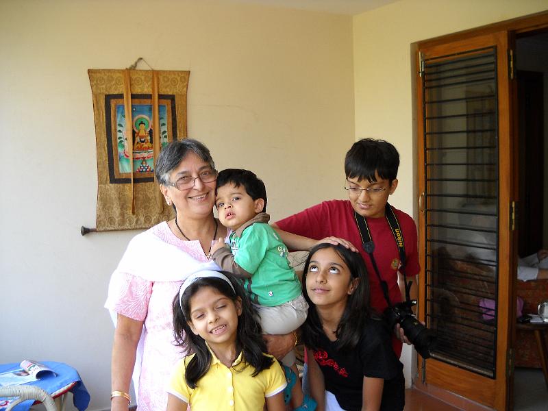 DSCN0038.JPG - The unruly cousins with their grand mother/aunt