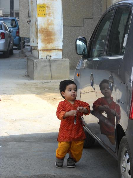 DSCN0154.JPG - This is the diaperwalla punditji. All hail the diaperwalla punditji