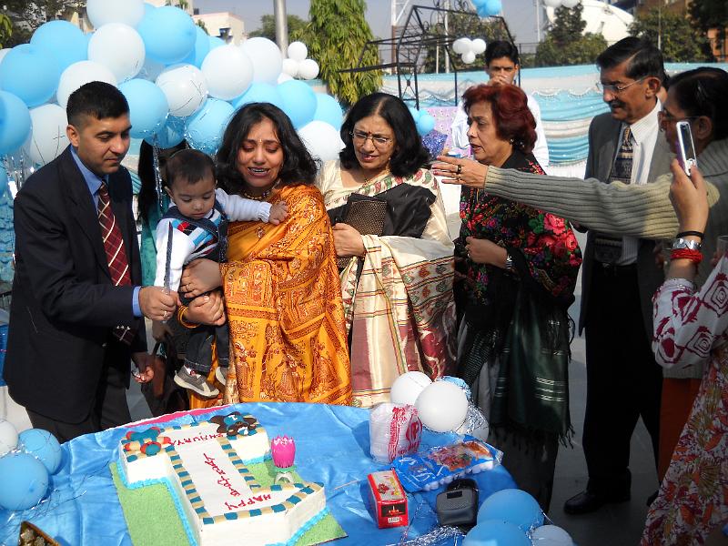 DSCN0178.JPG - This was Shourya's birthday. Shourya is another of Rohan's cousins. In the picture you also see parents Bantu and Geetika and grand parents Deepika and Bindu