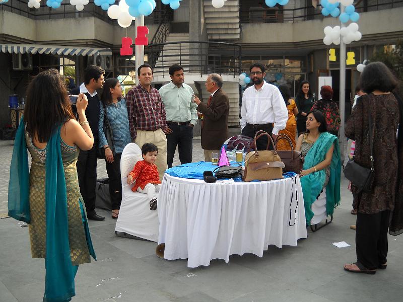 DSCN0193.JPG - Aha the people have turned around - except Radhika