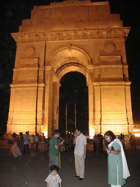 P9300044.JPG - You should be able to spot Devraj, Karan, Rohan and Seema....... and yes India gate