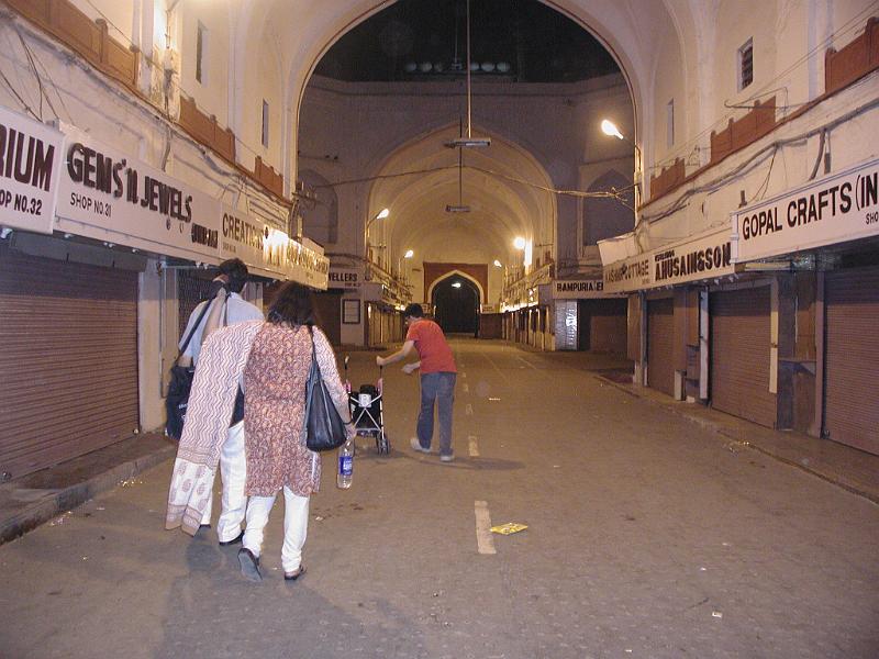 PA010074.JPG - Shops at the red fort.