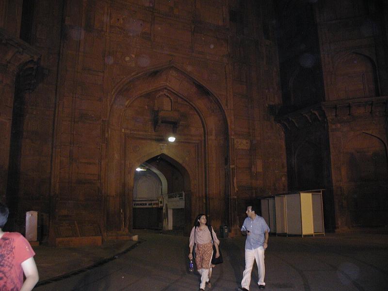 PA010076.JPG - Leaving the red fort