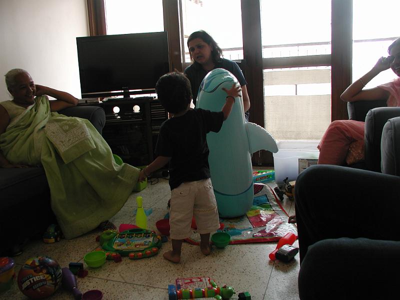 PA160110.JPG - The kid is Anay, Rohan's cousin. In the picture you also see Anay's grandmother, Seema and Anay's mother -Kriti