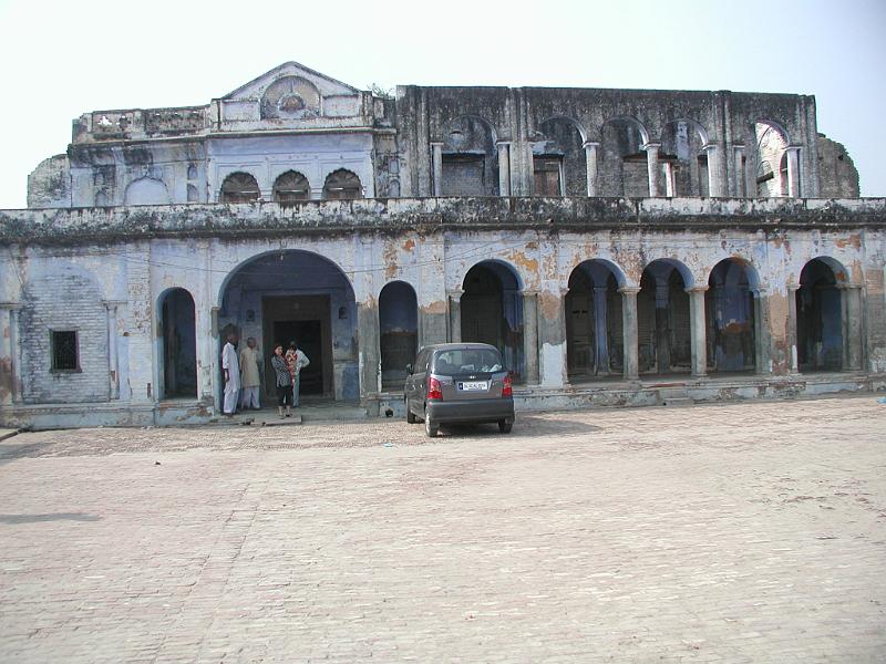 PA290133.JPG - Rohan visited the ancestral Shikarpur house. You can see Rohan and his Mama. The house has definately seen better days.
