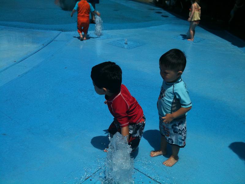 IMG_0160.JPG - The aquarium had a spray park.