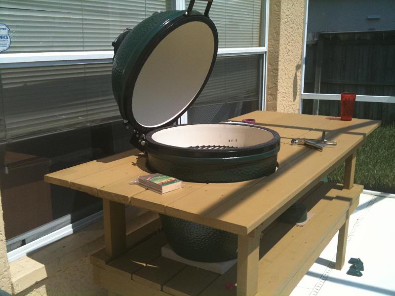 IMG_0279.JPG - Once Rohan got back home, I continued with my project to finish the table. Here you see why the table was built. It holds a big green egg