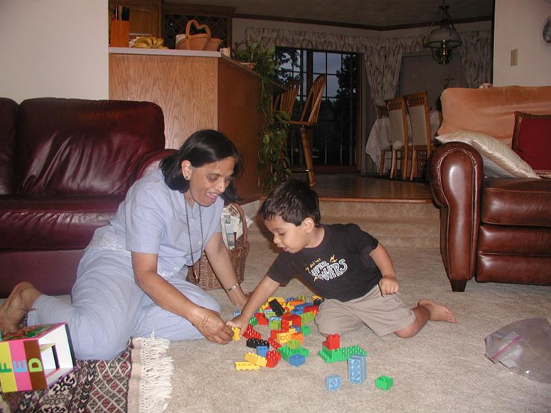 P7040022.JPG - Now playing with lego