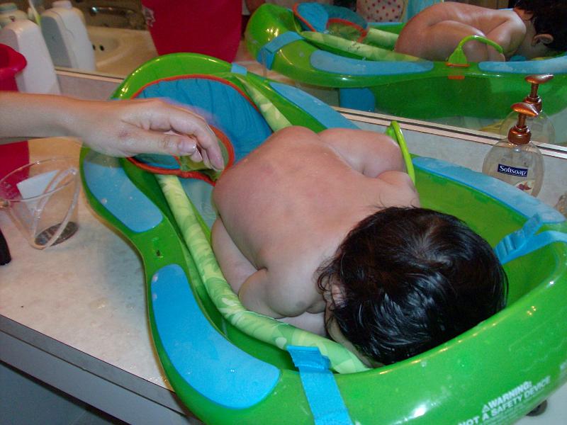 HPIM0981.JPG - Tasting the bath water