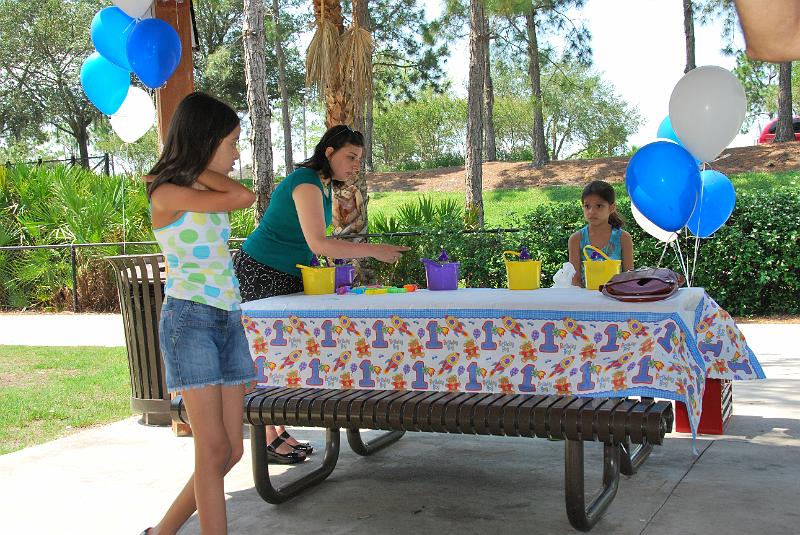 DSC_0653.JPG - Tara and Nanditha flew in from Bombay to help celebrate Rohan's first birthday. Aditi came in from New Jersey.