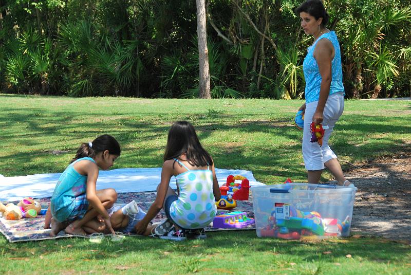 DSC_0670.JPG - Tara and Nandi playing with Rohan