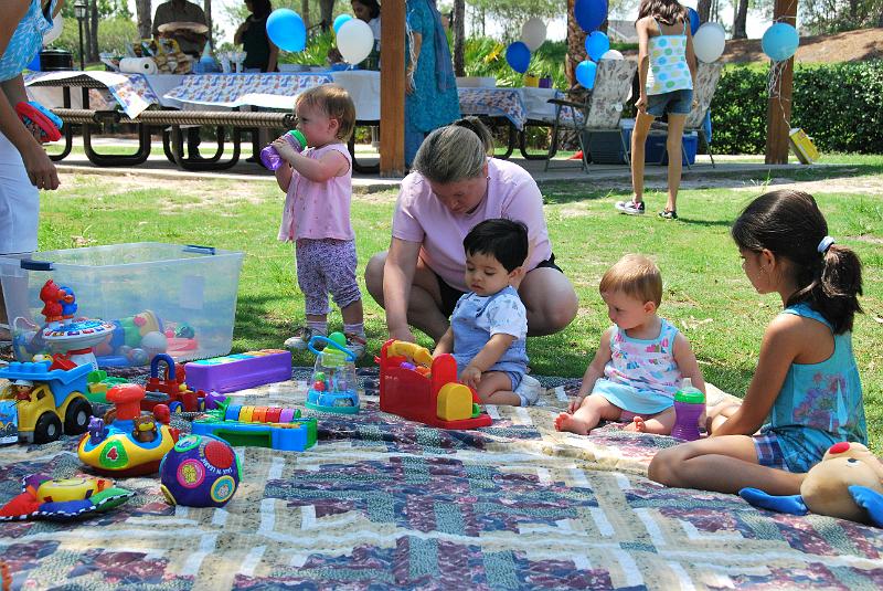 DSC_0671.JPG - Rohan with his playmates