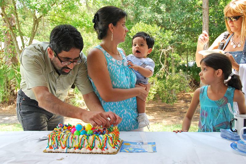 DSC_0714.JPG - Trying to light the cake