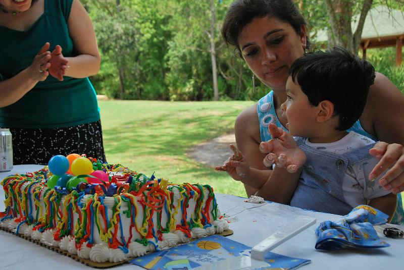 DSC_0720.JPG - He has got a little cake on his hands .... and some in his hair