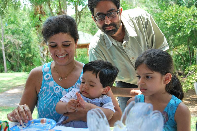 DSC_0726.JPG - Family picture. Nandi is disgusted