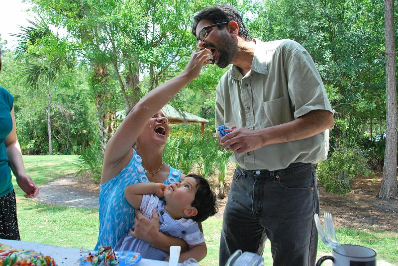 DSC_0730.JPG - Mum feeding Dad