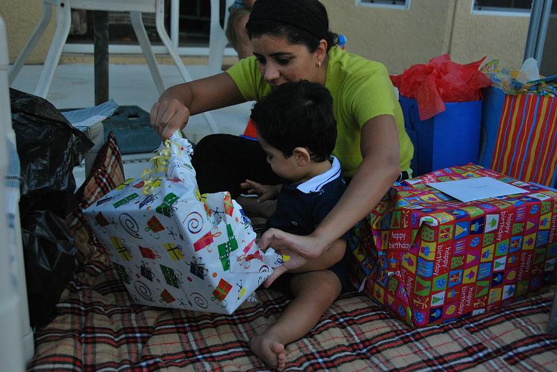 DSC_0773.JPG - In the evening Rohan opened the gifts he got