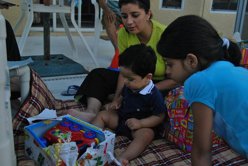 DSC_0774.JPG - Looking at the gift