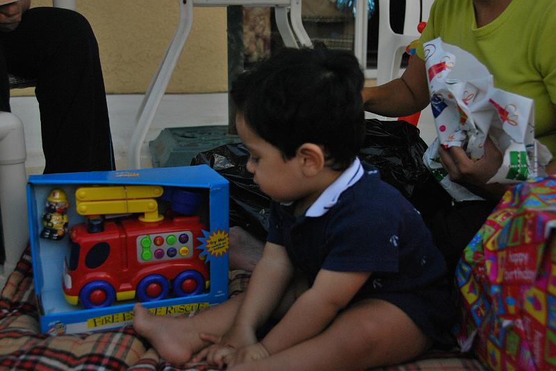 DSC_0777.JPG - Rohan and gift