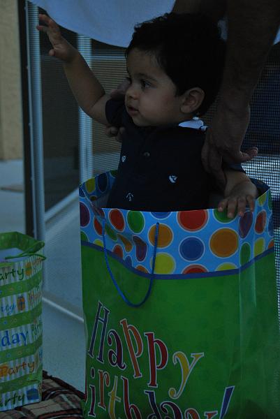 DSC_0788.JPG - Rohan becomes a gift himself