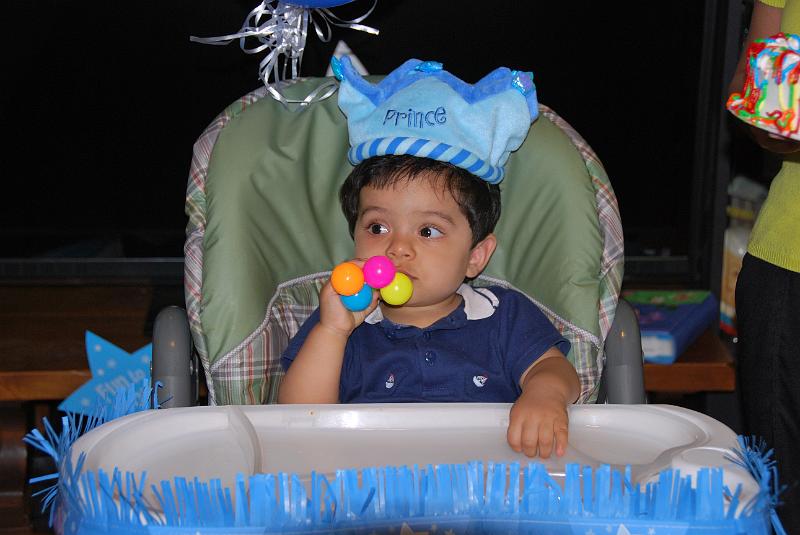 DSC_0798.JPG - Let us chew on the decorations while waiting for the cake