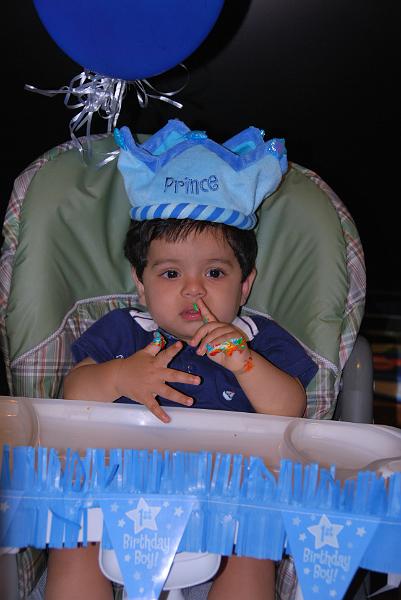 DSC_0802.JPG - Well he has got a little bit on his fingers