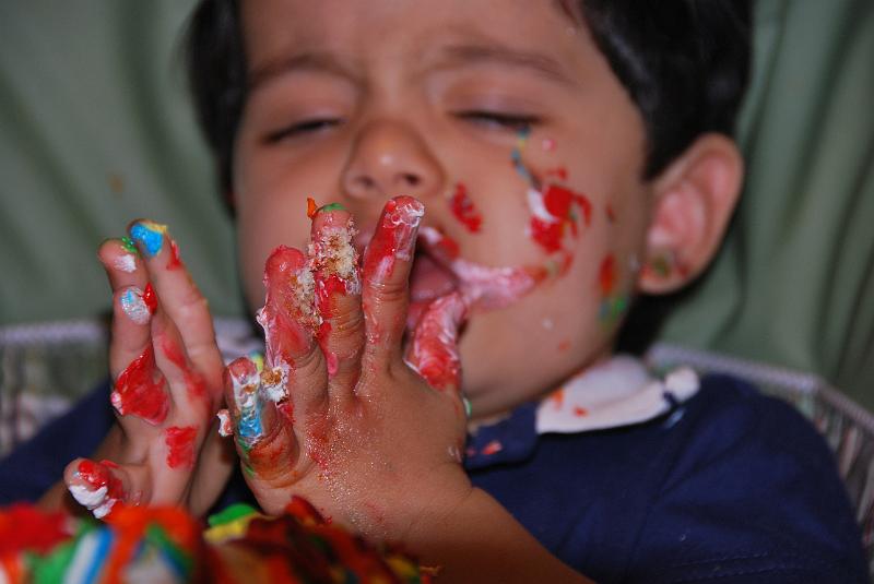 DSC_0822.JPG - The hands are almost completely covered in cake