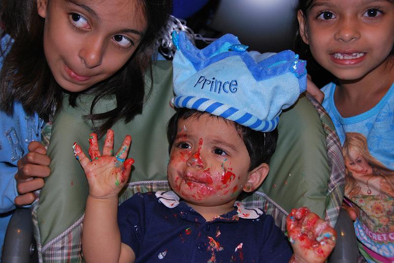 DSC_0834.JPG - The cake has reached his forehead