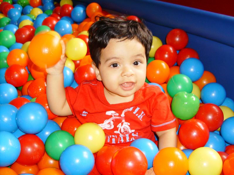 HPIM0181.JPG - Rohan goes to a gym. Here he is in a tub full of balls.