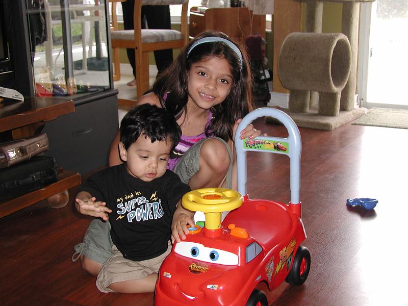 P5240012.JPG - Dracula and Rohan playing