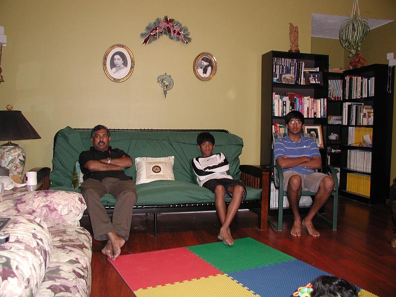 P1010092.JPG - On new years eve 2008, Dhanya and Vinod visited us. We gossiped till late and then they had to leave on Jan 1. Here you see Vinod and sons.