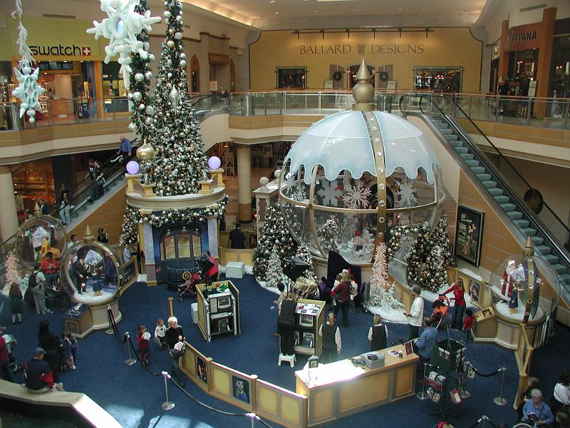 PC220059.JPG - Can you find Rohan in the picture. Actually you cannot find Rohan in this picture because he is not in it. This is a picture of a mall during Christmas