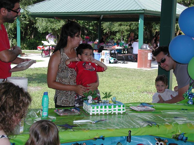 P5300016.JPG - OOh cake. To the right you see one of his friends - Ethan