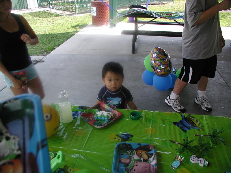 P5300018.JPG - Thats Christian - also eating cake