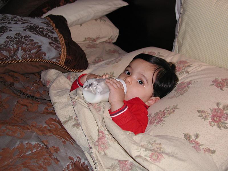 P1150010.JPG - In bed with his bottle.