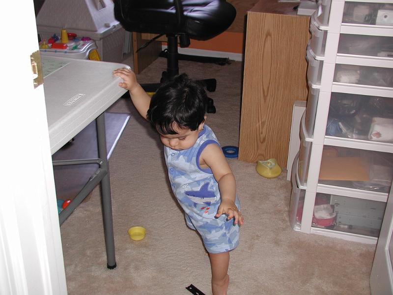 P3300114.JPG - Hummmm...... ruler is on the floor ... hands are up here.