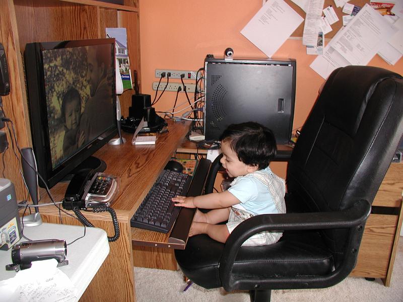 P4130121.JPG - Rohan at Moms computer