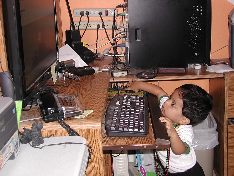 P8290163.JPG - Rohan the computer buff. He knows that he can wake up the computer by moving the mouse