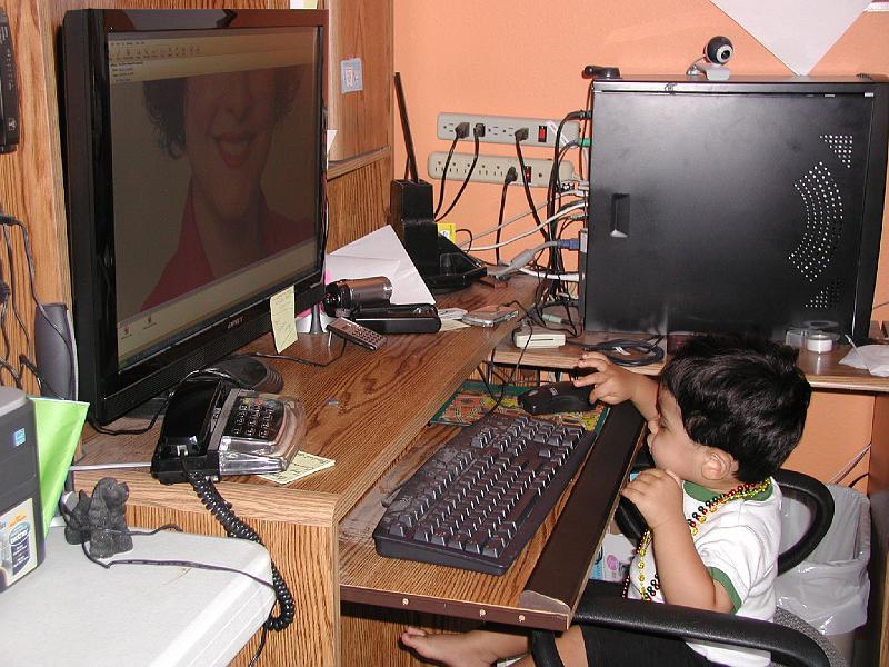 P8290167.JPG - Looking for the keyboard