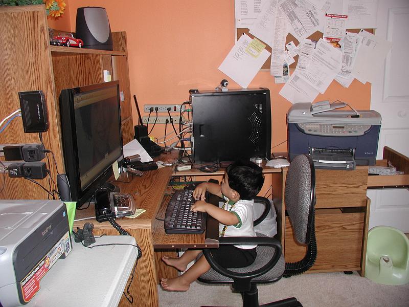 P8290168.JPG - Keying in an email